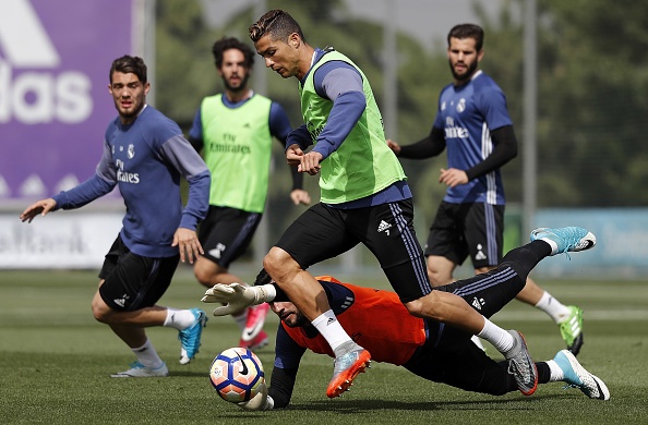 Marcelo bat loi Ronaldo o bai tap 'da ma' hinh anh