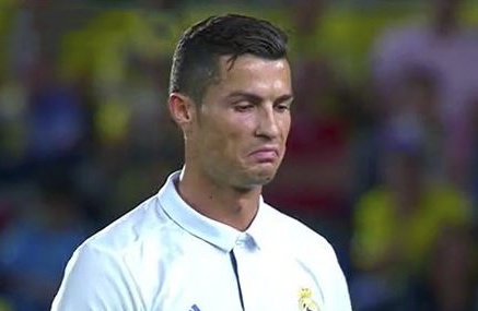 Marcelo kien quyet bat loi Ronaldo tren san tap hinh anh