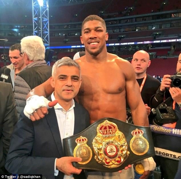 dau moc buon cua 'Tien si bua thep' anh 9