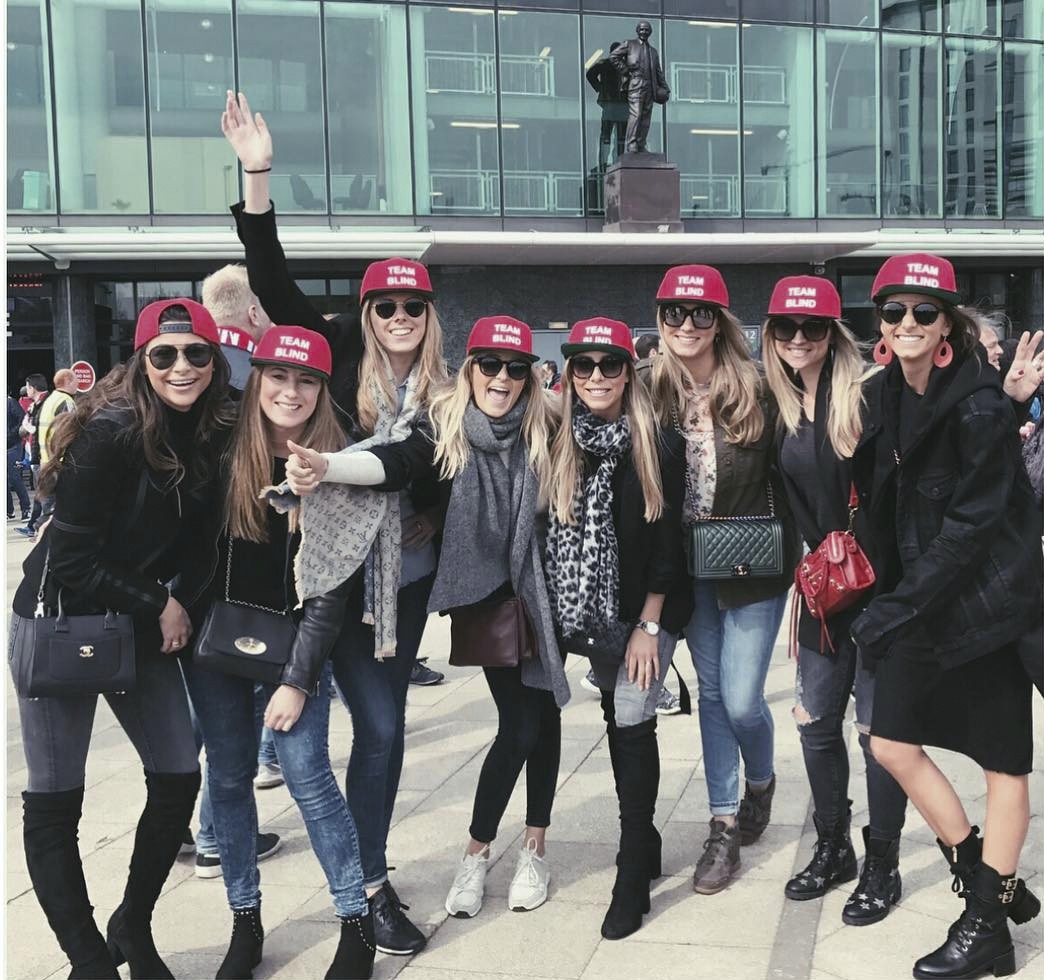 Dàn chân dài đến Old Trafford cổ vũ ảnh 2 Dan chan dai den Old Trafford co vu anh 2