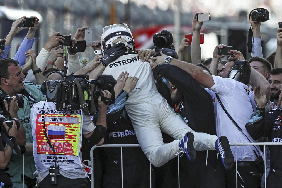 Vettel tuot danh hieu Russian GP anh 5