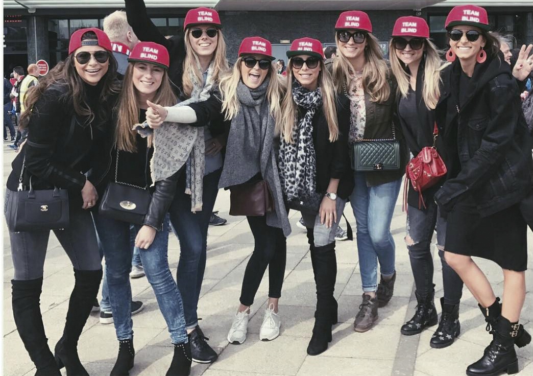 Dan chan dai den Old Trafford co vu hau ve MU hinh anh