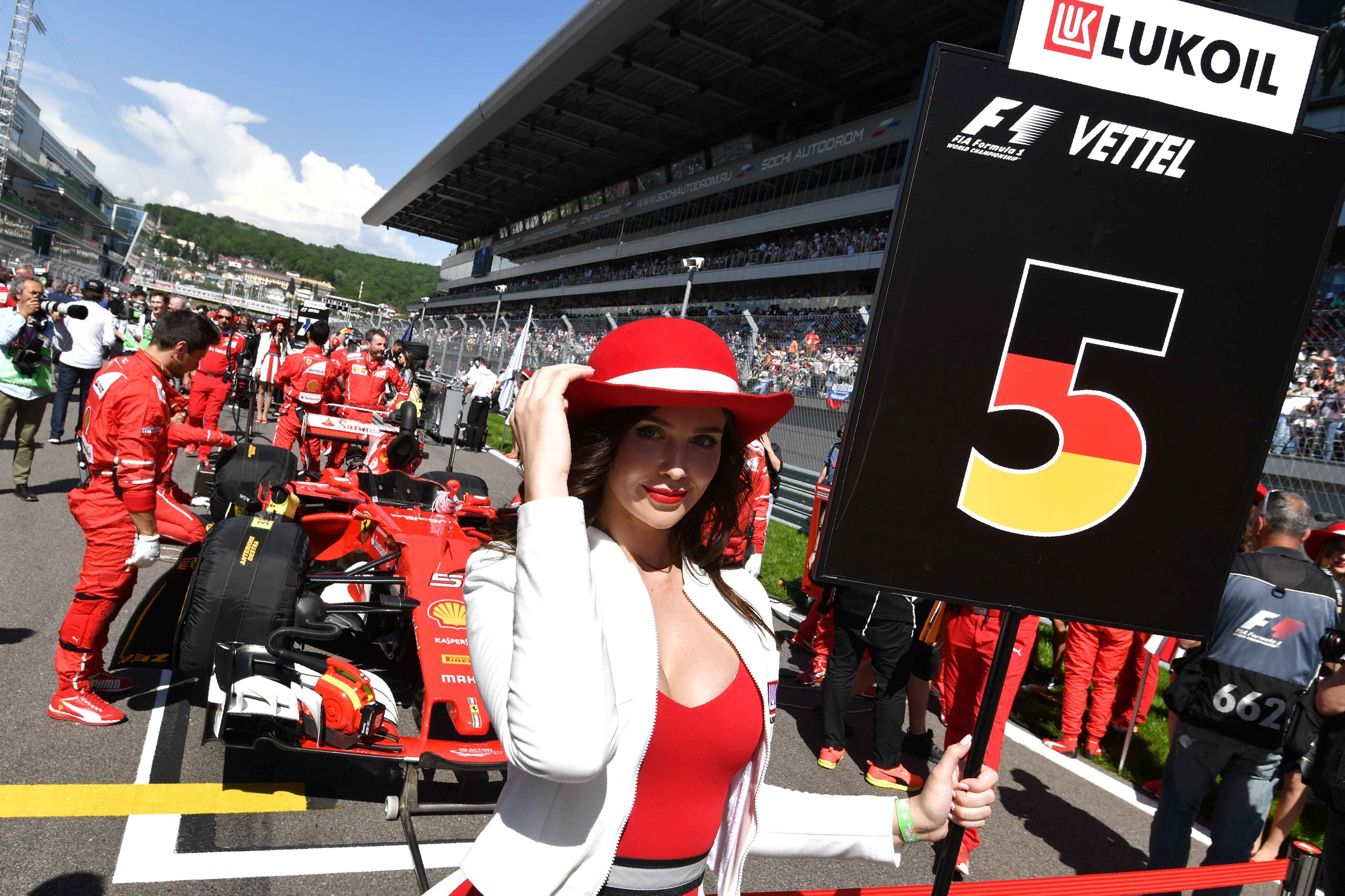Dan grid girl xinh dep ham nong duong dua nuoc Nga hinh anh