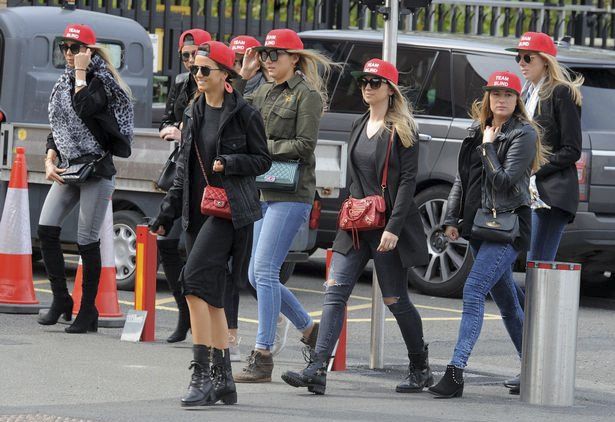 Dàn chân dài đến Old Trafford cổ vũ ảnh 1 Dan chan dai den Old Trafford co vu anh 1