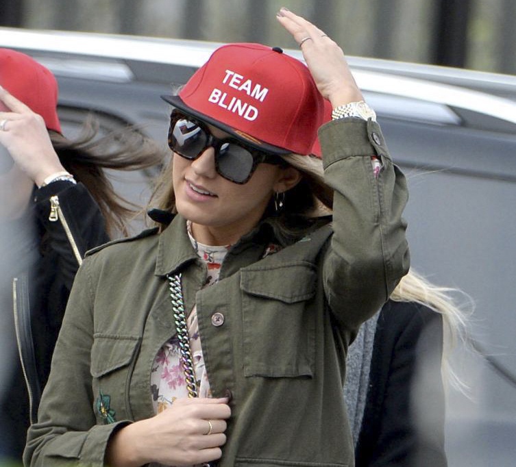 Dàn chân dài đến Old Trafford cổ vũ ảnh 3 Dan chan dai den Old Trafford co vu anh 3