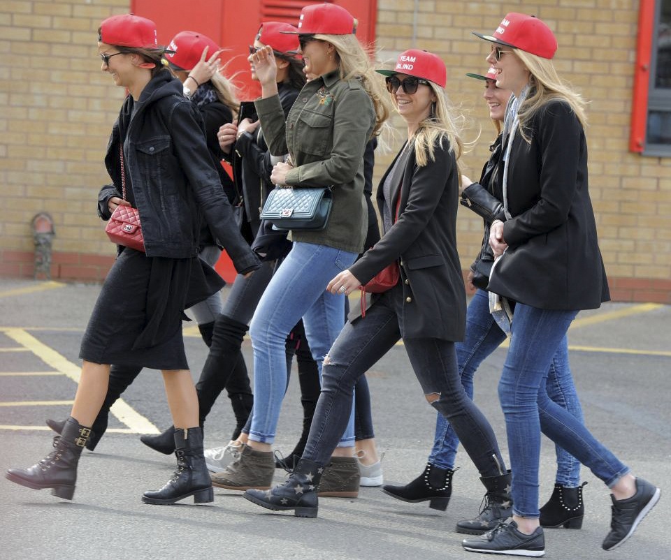 Dàn chân dài đến Old Trafford cổ vũ ảnh 5 Dan chan dai den Old Trafford co vu anh 5