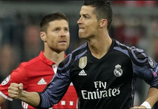 Bayern bat ngo duoc de nghi ham mo Ronaldo hinh anh