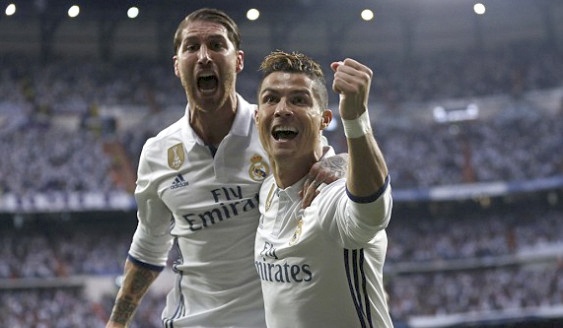 Ronaldo lap hat-trick, Real thang dam Atletico hinh anh