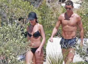 Ronaldo va ban gai nong bong trong ky nghi ngan ngay hinh anh