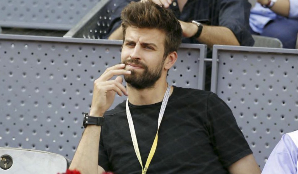 Pique bi la o khi xem giai quan vot Madrid Open hinh anh