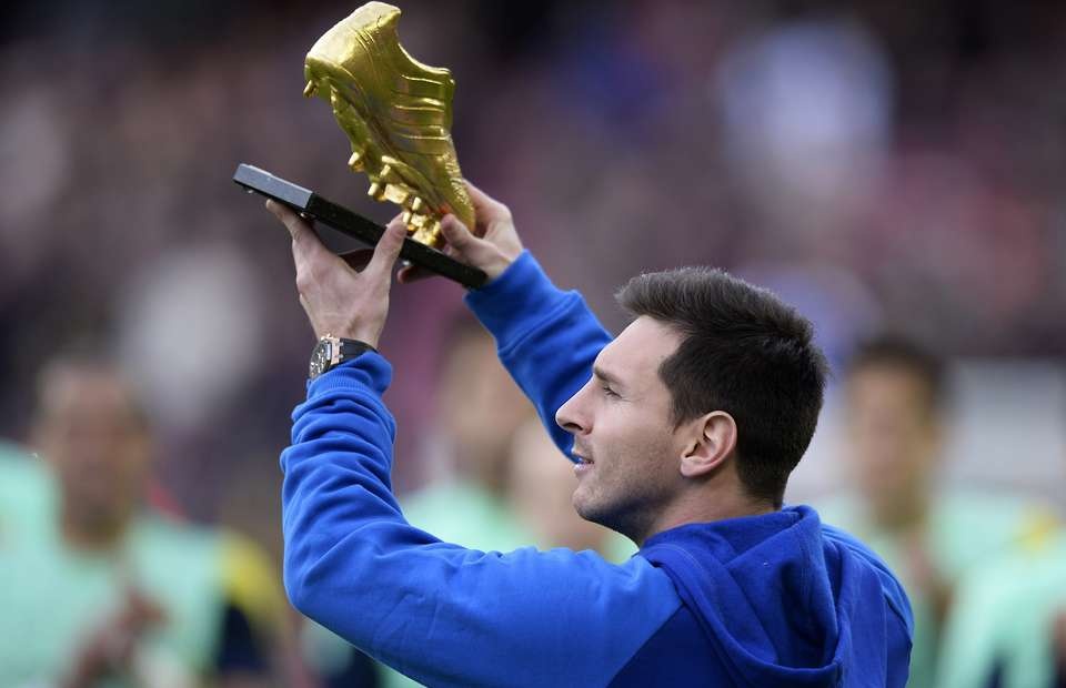 Messi duoc an ui voi Chiec giay vang, san bang ky luc cua Ronaldo hinh anh