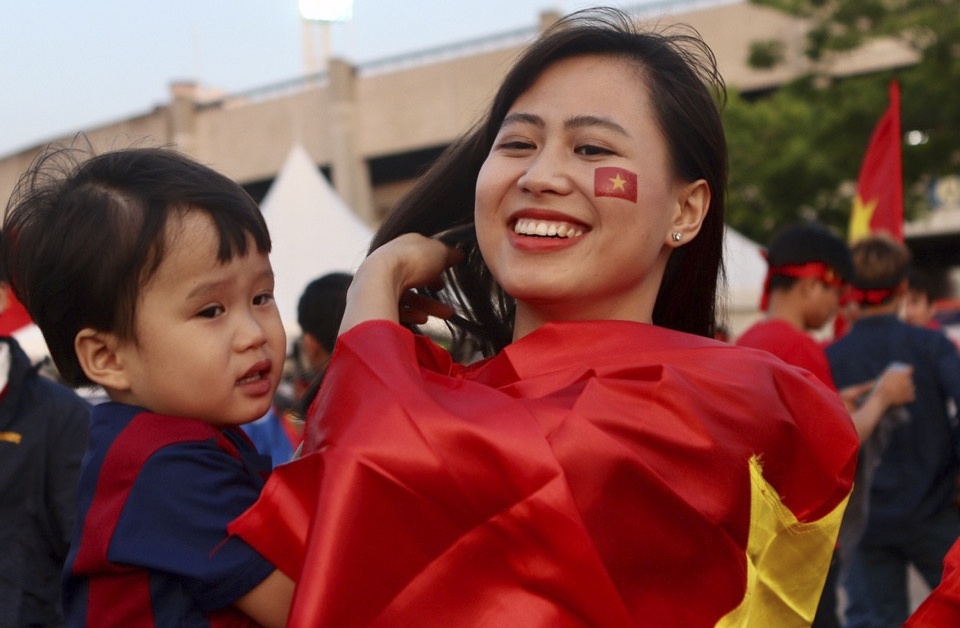 Nhung bong hong xinh dep tiep lua U20 Viet Nam hinh anh