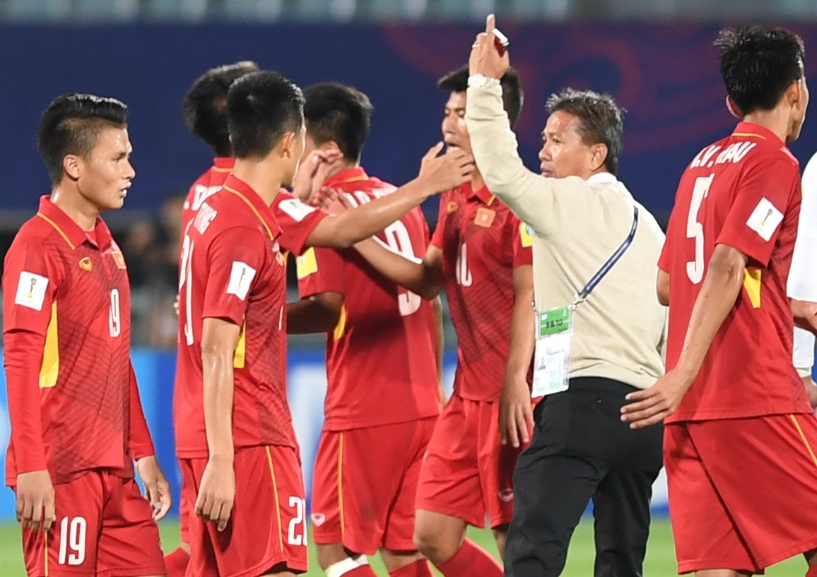 HLV Hoang Anh Tuan tuc gian khi hoc tro do guc xuong san hinh anh