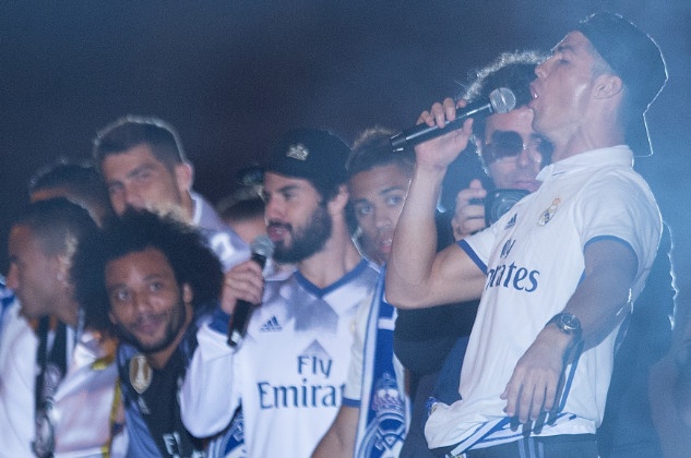 Ronaldo say sua ca hat trong dem mung chuc vo dich hinh anh