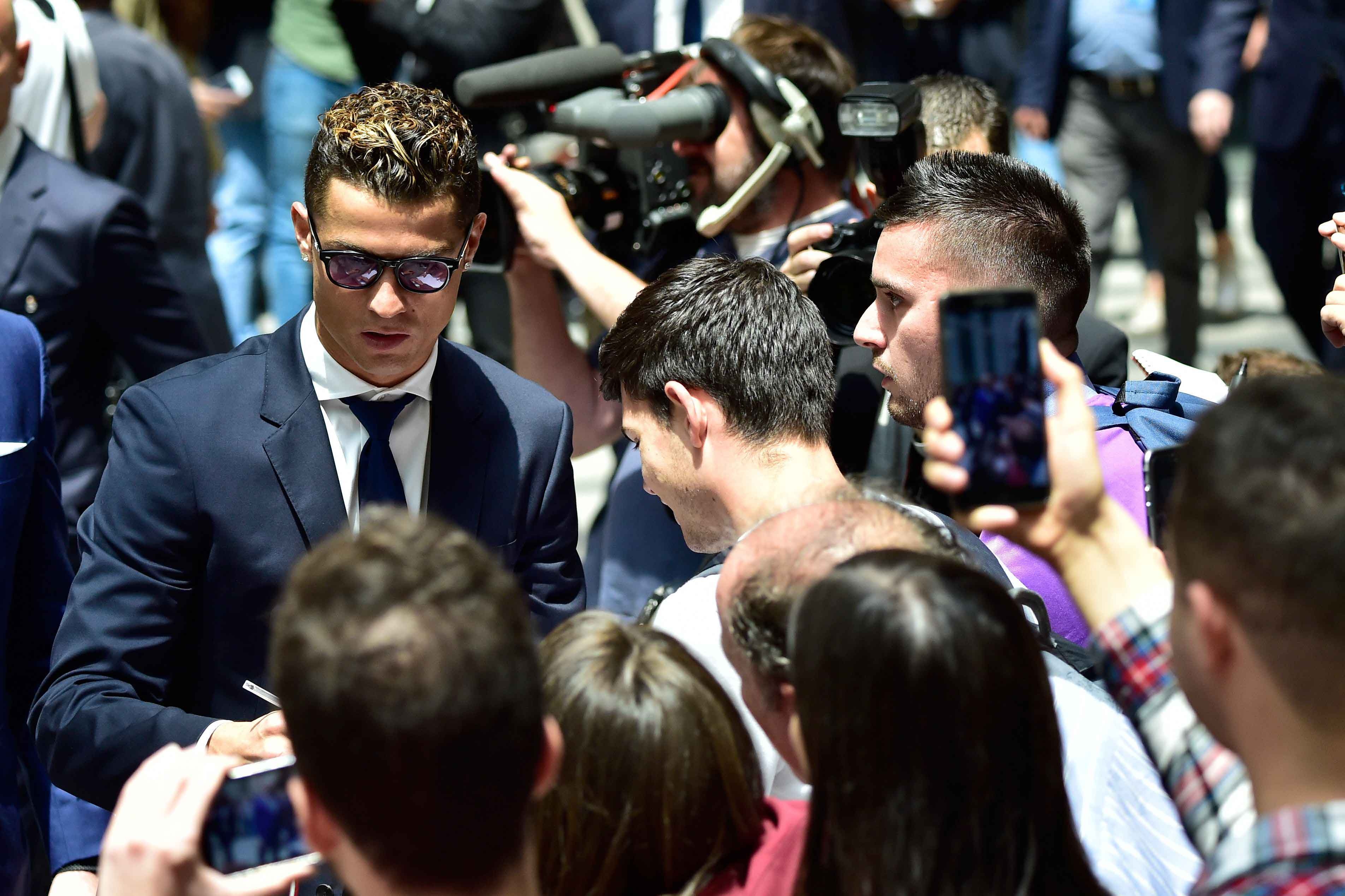 Ronaldo va nu thong doc xinh dep anh 3