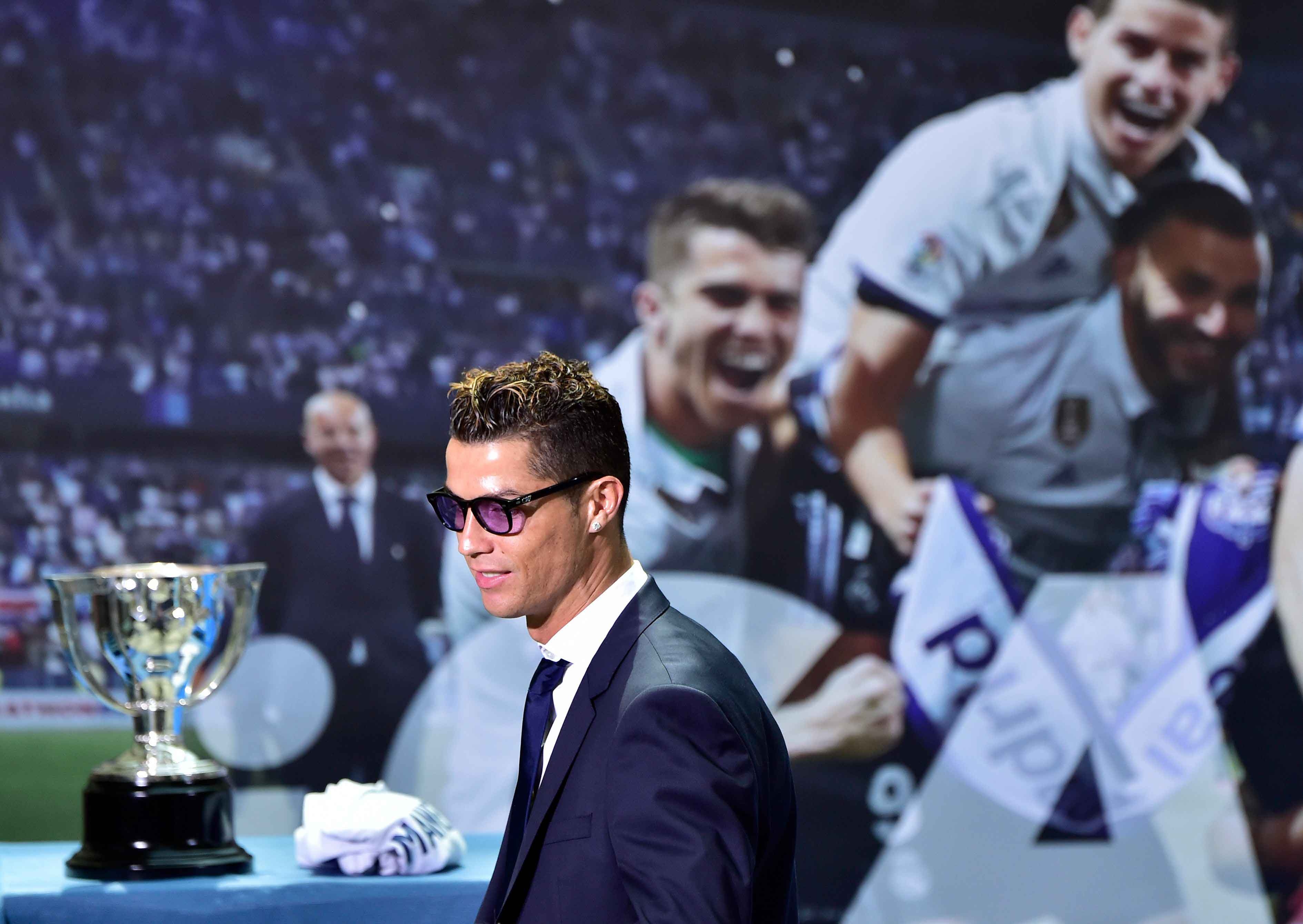 Ronaldo va nu thong doc xinh dep anh 2