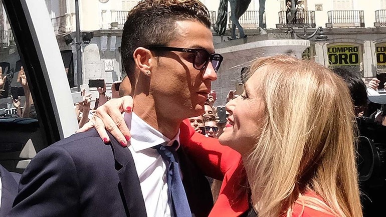 Ronaldo va nu thong doc xinh dep than thiet o le vinh danh hinh anh