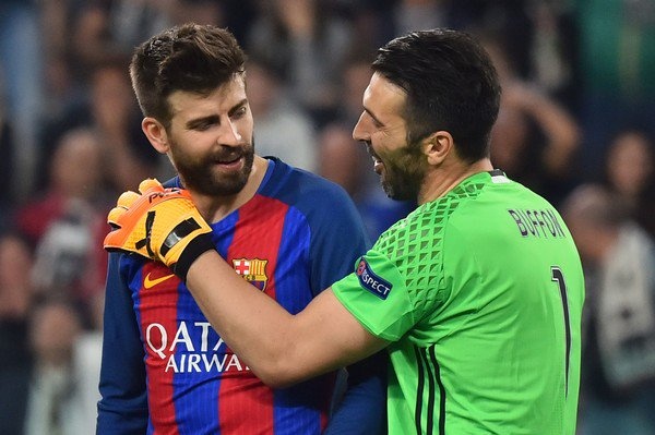 Pique don hy vong gianh Qua bong vang vao Buffon hinh anh