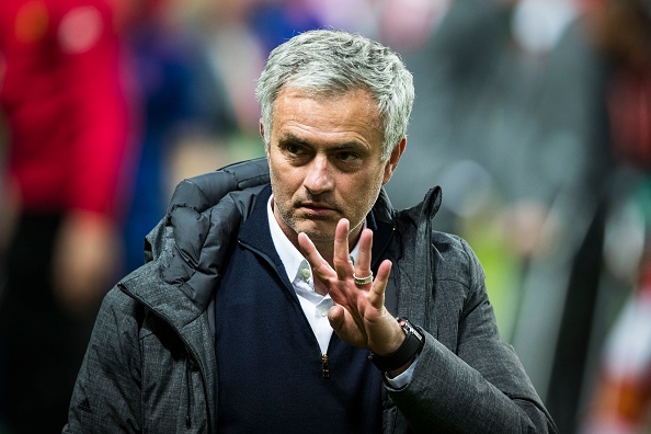 Ly giai hanh dong Mourinho bat hoc tro lam theo o le trao cup hinh anh