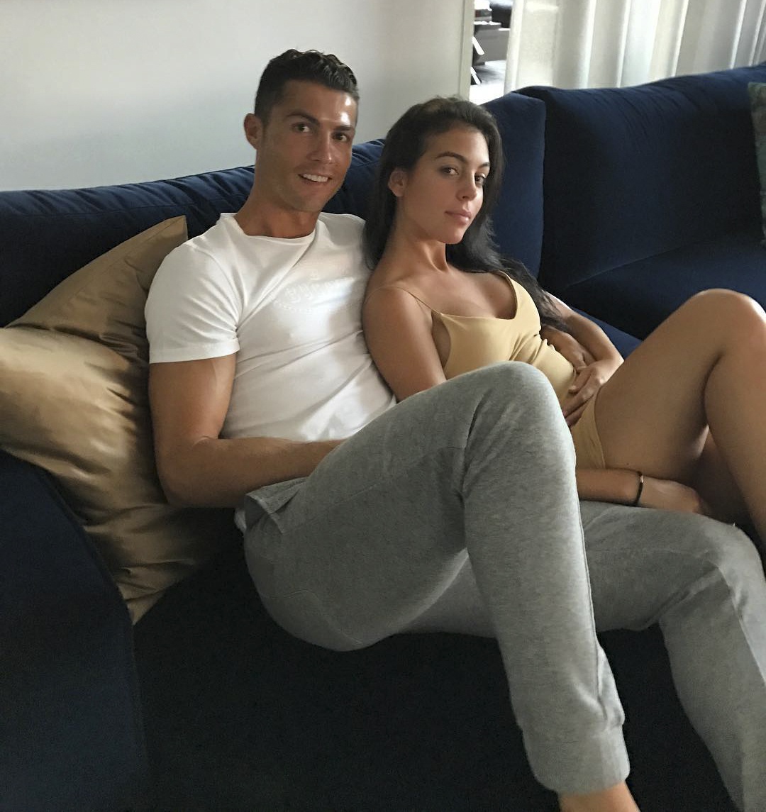 Ronaldo âu yếm bạn gái ảnh 1 Ronaldo au yem ban gai anh 1