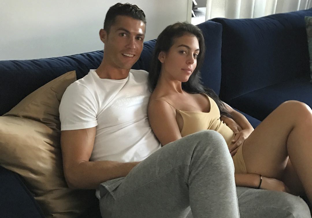 Ronaldo au yem ban gai bat chap an tu treo lo lung hinh anh
