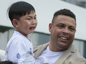 Cau be khoc nuc no tren tay Ro beo hinh anh