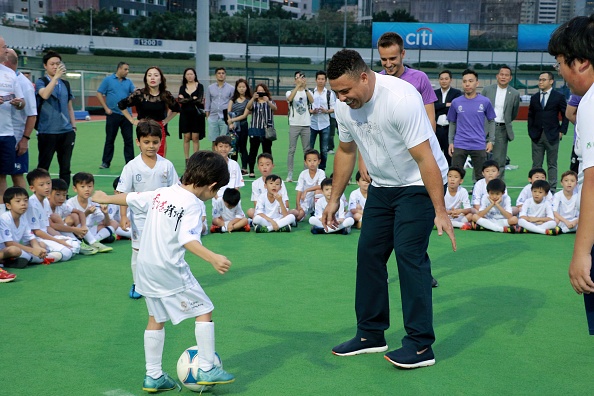 khoc nuc no tren tay Ro beo anh 6