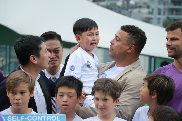 khoc nuc no tren tay Ro beo anh 4