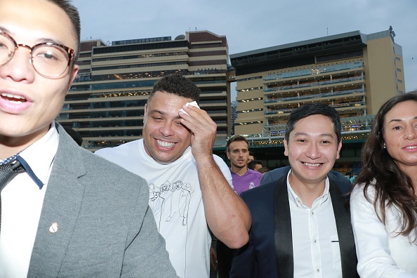 khoc nuc no tren tay Ro beo anh 8