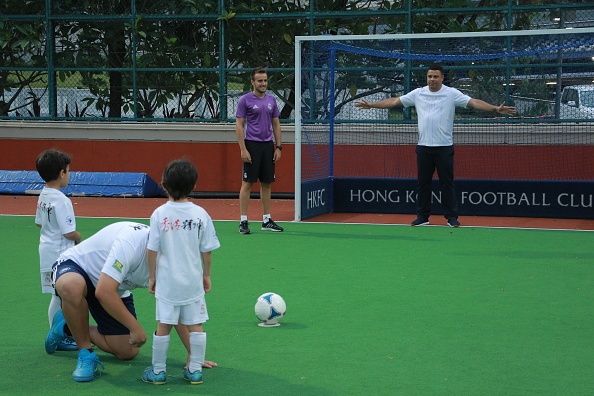 khoc nuc no tren tay Ro beo anh 7