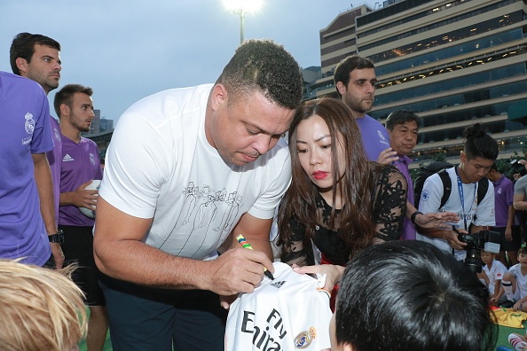 khoc nuc no tren tay Ro beo anh 3