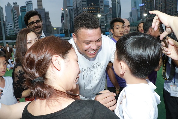 khoc nuc no tren tay Ro beo anh 2