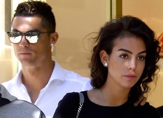 Ronaldo dua ban gai di sam do truoc chung ket hinh anh