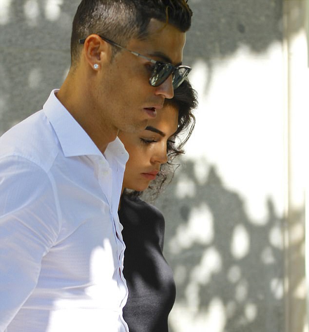 Ronaldo đưa bạn gái đi sắm đồ ảnh 4 Ronaldo dua ban gai di sam do anh 4