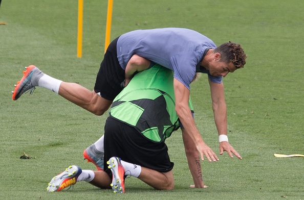 Ronaldo vat dong doi nhu trinh dien WWE hinh anh