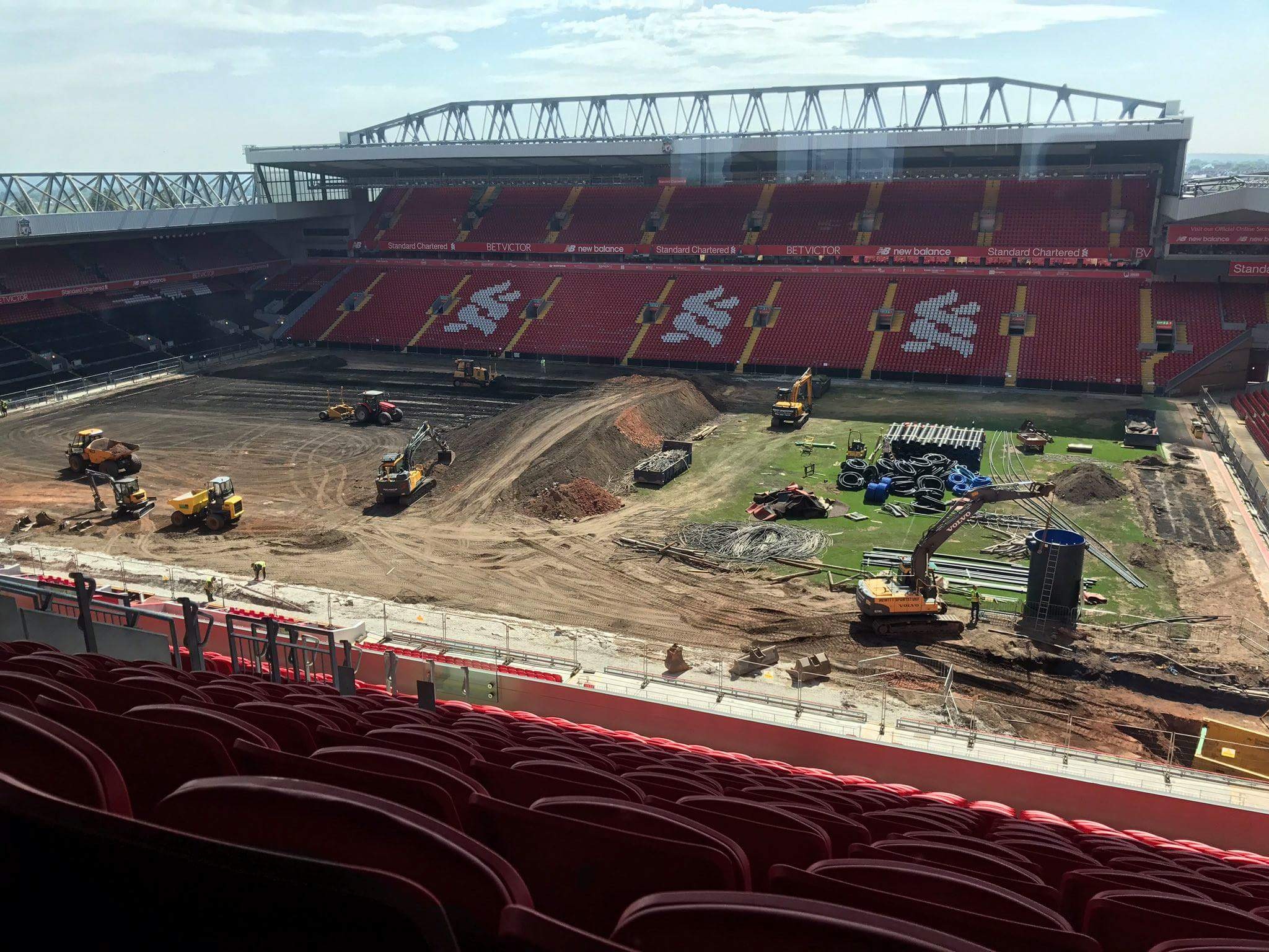 Liverpool sua lai mat san Anfield sau 16 nam hinh anh