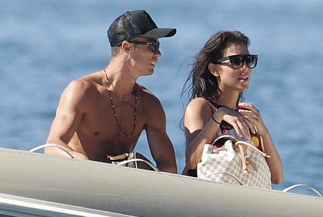 Chum anh Ronaldo dua ban gai va con trai di nghi mat hinh anh