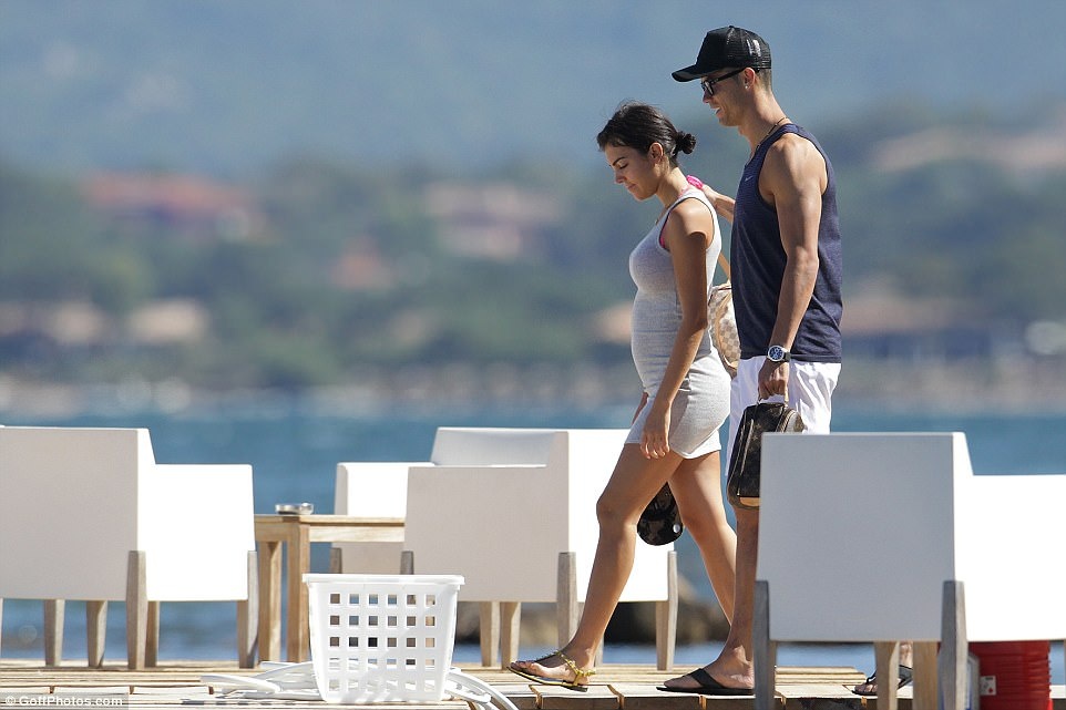 Ronaldo đưa bạn gái và con trai ảnh 1 Ronaldo dua ban gai va con trai anh 1