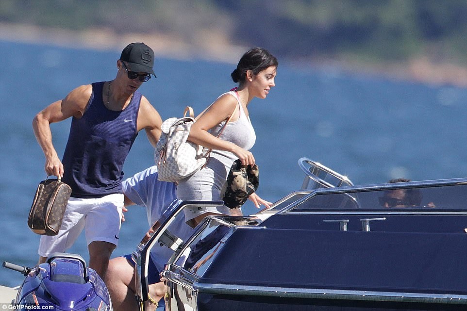 Ronaldo đưa bạn gái và con trai ảnh 3 Ronaldo dua ban gai va con trai anh 3