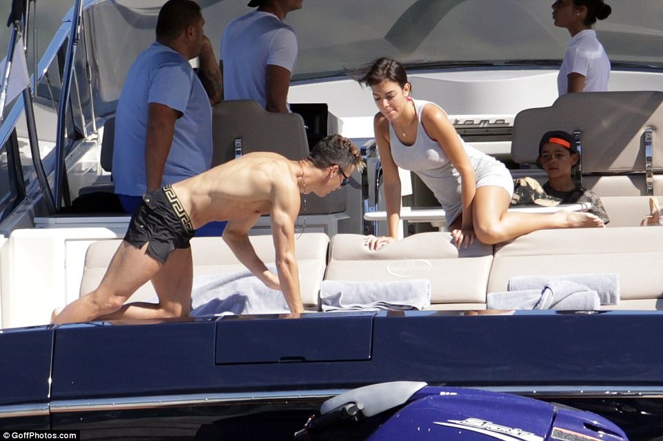 Ronaldo đưa bạn gái và con trai ảnh 6 Ronaldo dua ban gai va con trai anh 6