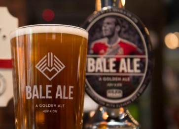 Bia Bale hut khach o chung ket Champions League hinh anh