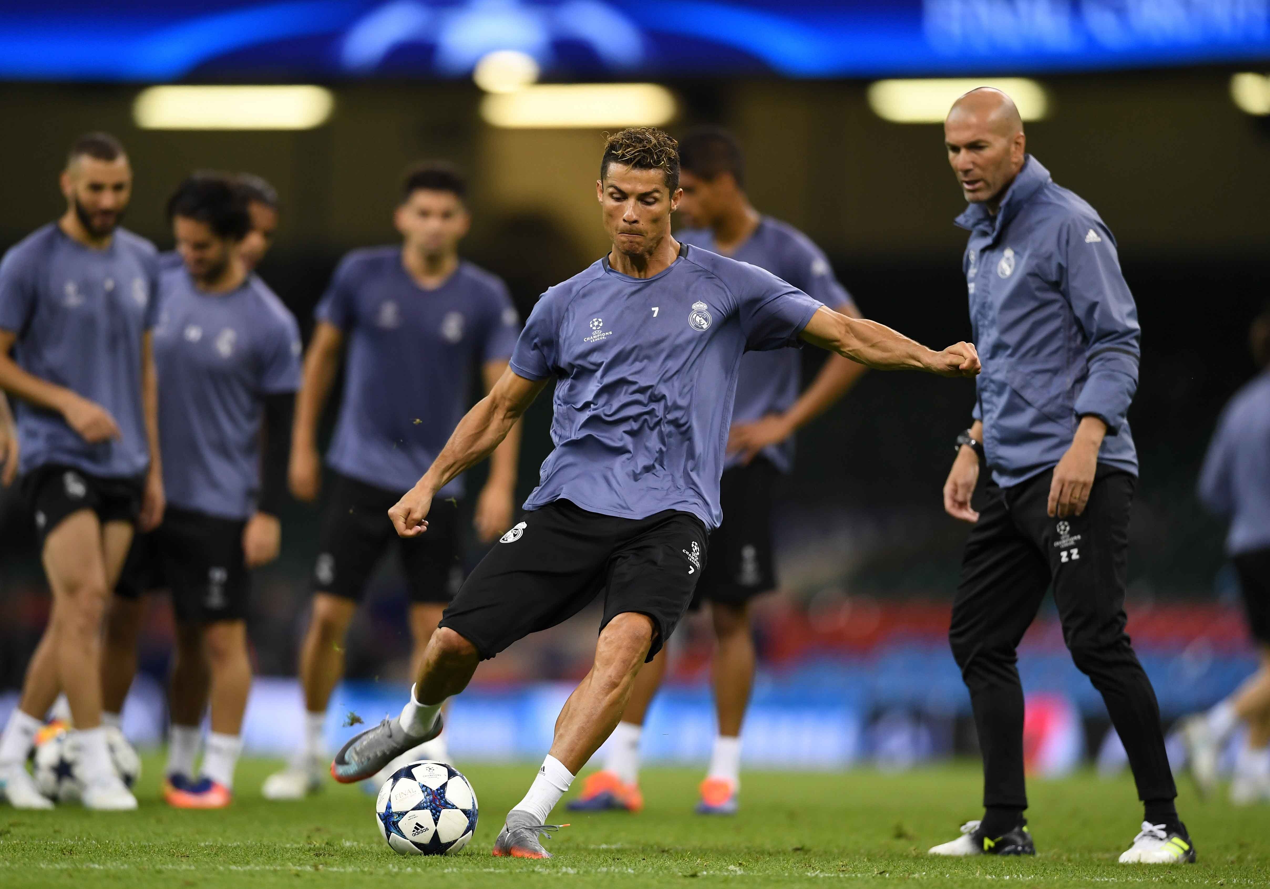 Ronaldo luyện dứt điểm trước chung kết ảnh 5 Ronaldo luyen dut diem truoc chung ket anh 5