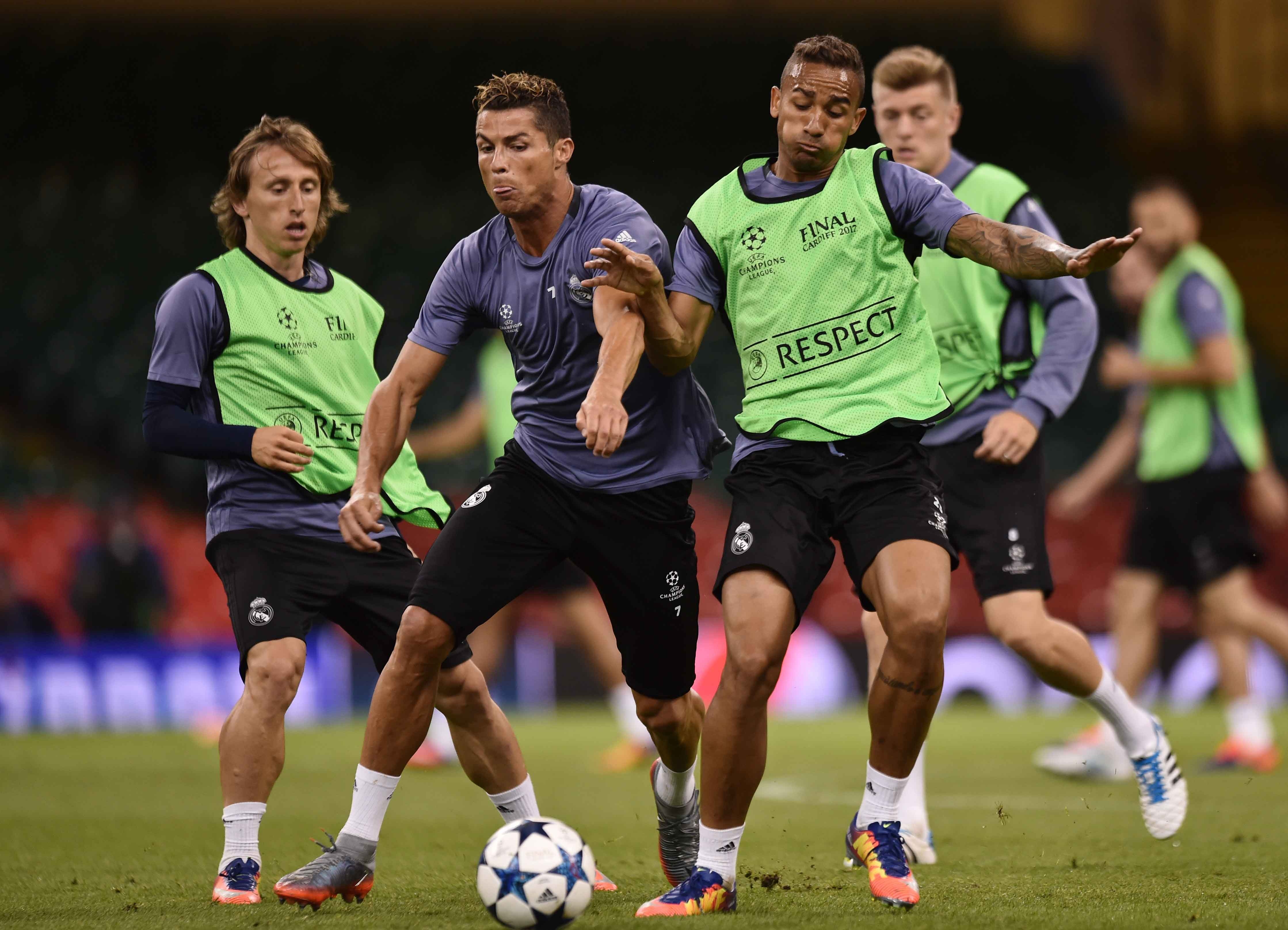 Ronaldo luyện dứt điểm trước chung kết ảnh 3 Ronaldo luyen dut diem truoc chung ket anh 3