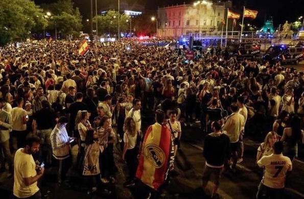 Bien nguoi do ra duong mung chien cong cua Ronaldo va dong doi hinh anh