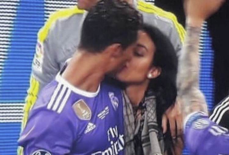 Ronaldo hon ban gai trong khoanh khac thang hoa hinh anh