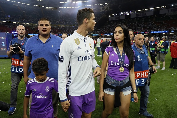 Ronaldo hôn bạn gái ảnh 4 Ronaldo hon ban gai anh 4