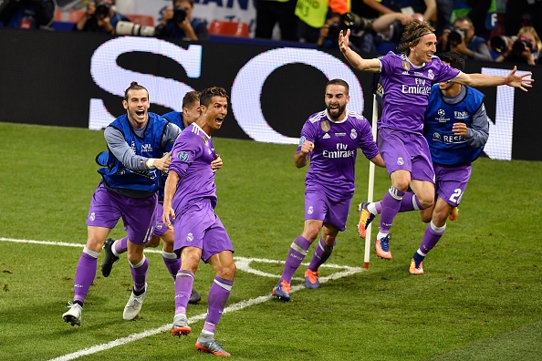 Ronaldo hôn bạn gái ảnh 1 Ronaldo hon ban gai anh 1