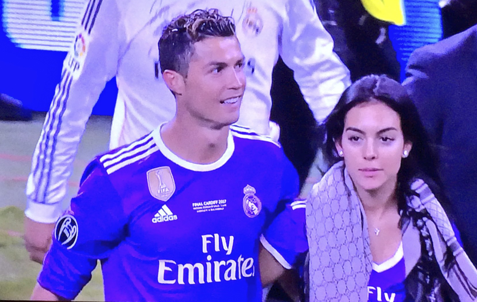 Ronaldo hôn bạn gái ảnh 2 Ronaldo hon ban gai anh 2