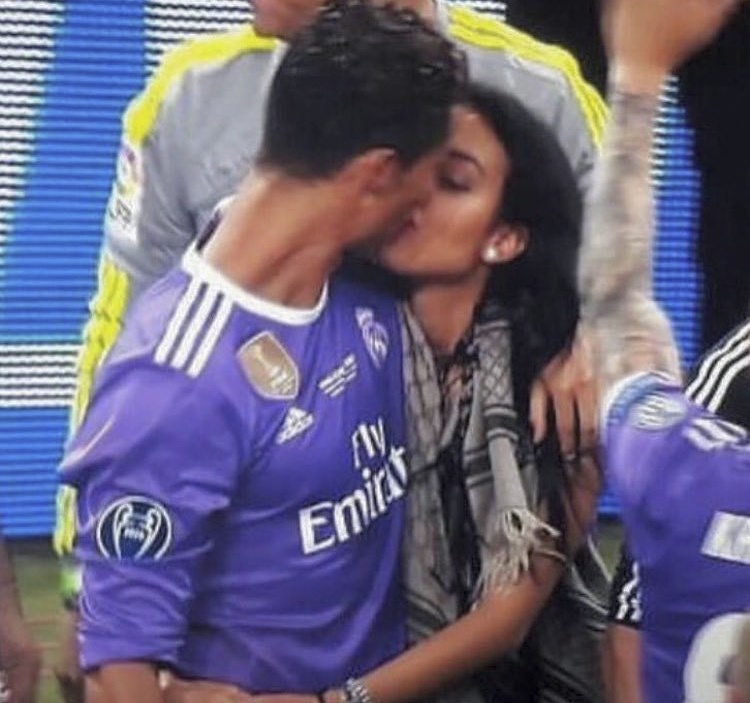 Ronaldo hôn bạn gái ảnh 3 Ronaldo hon ban gai anh 3