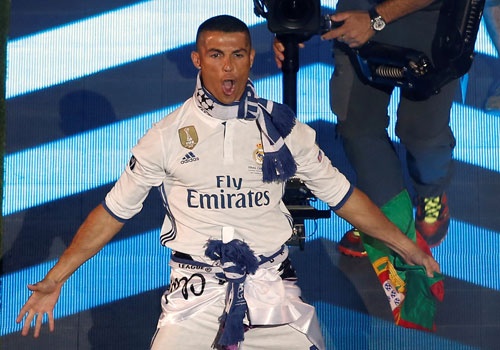 Ronaldo vuot toc, an mung doc dao o le mung cup Champions League hinh anh